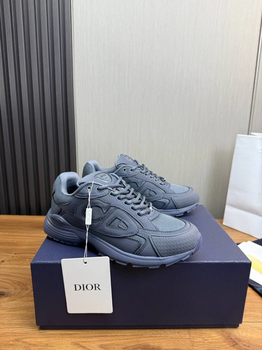 Men's men's shoes 💰740💰 D's Dior ~ New B30 Couple 👫 low-top sneakers ✅ are carefully made of gray mesh fabric and white technical fabric, decorated with reflective "CD30" graphic logo, and "DIO ~ B30" and "CD30" logos on the heel and tongue. An extra-light, sculpted rubber sole with signature accents adds style, while internal stretch details create ideal comfort. It can be matched with various casual styles to show the fashionable and modern sports style〰️ Size: 35-40 (customized at 40 for women) 39-45 (customized at 38.45 for men)